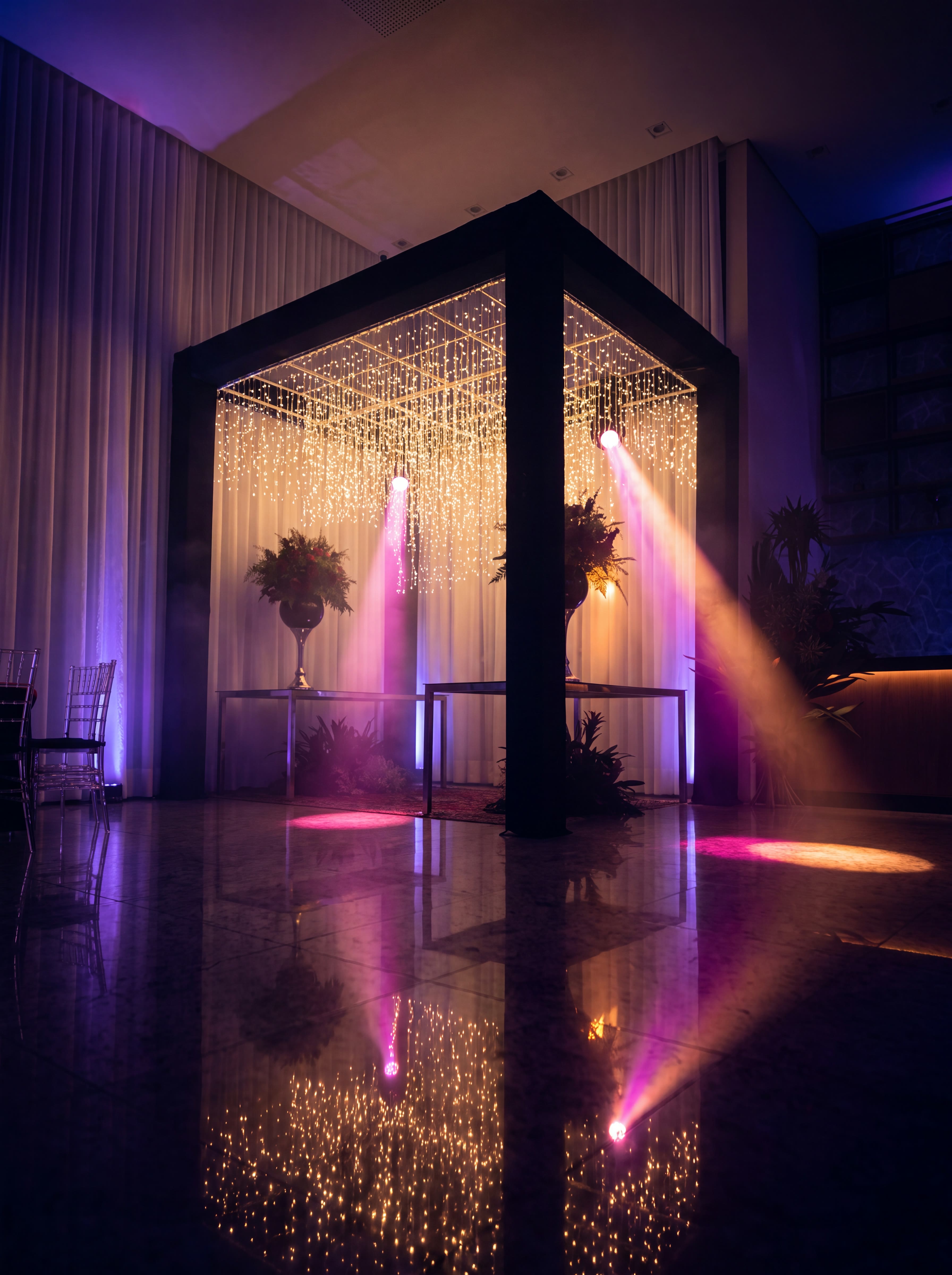 Cortina de LED em cubo de treliça em casamento