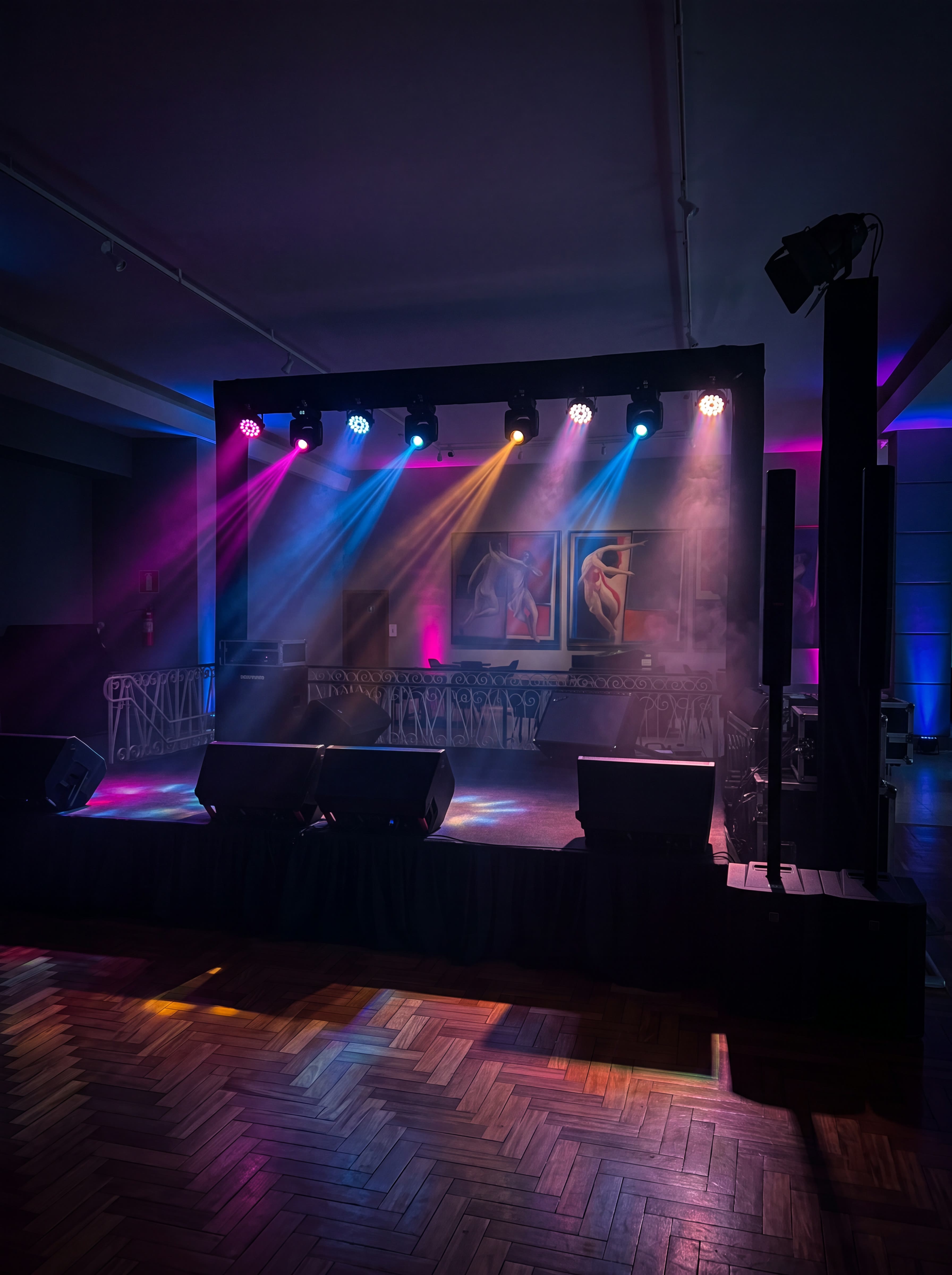 Rig de moving heads aceso em salão vazio