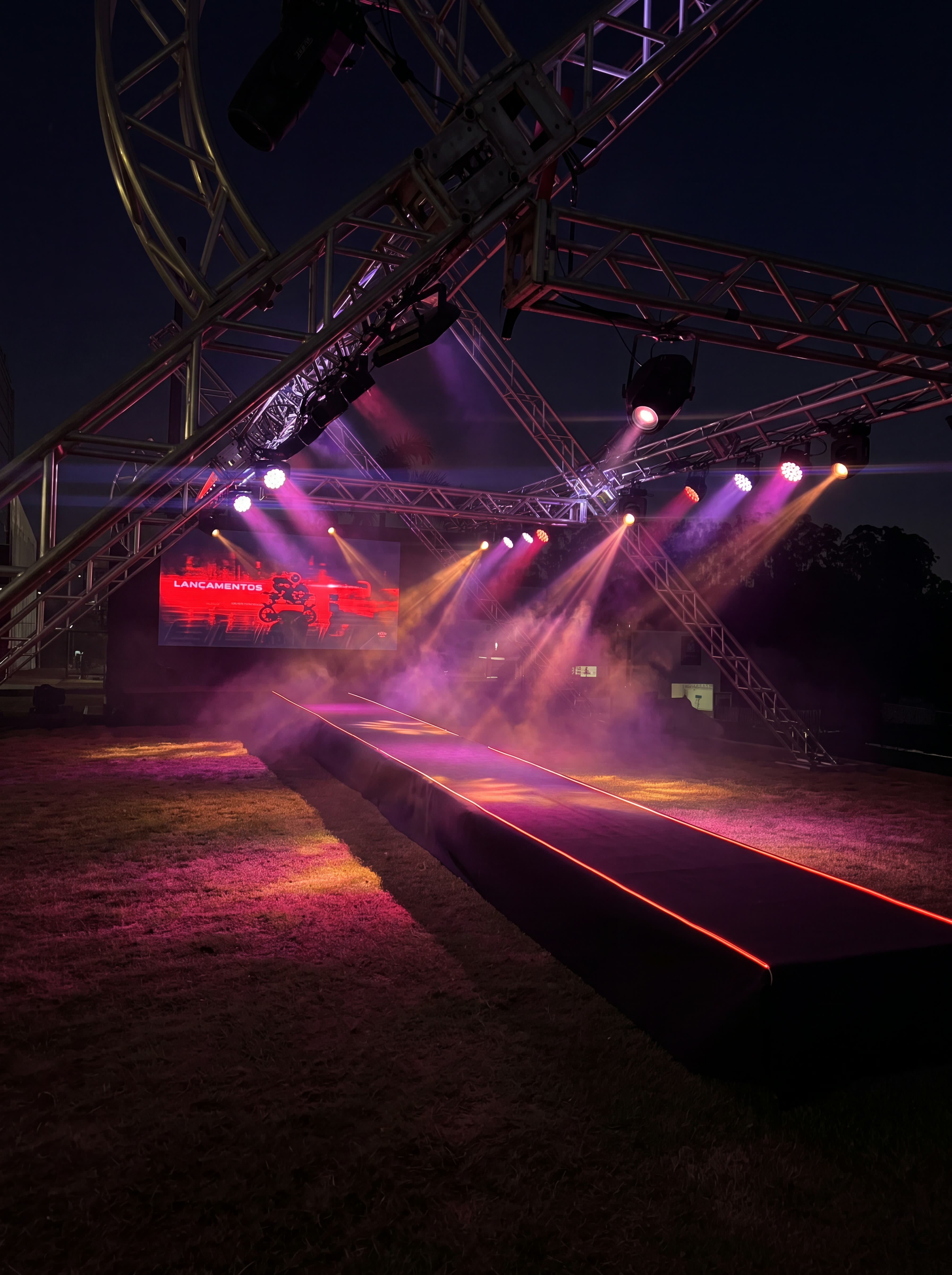 Painel de LED aceso sobre passarela iluminada
