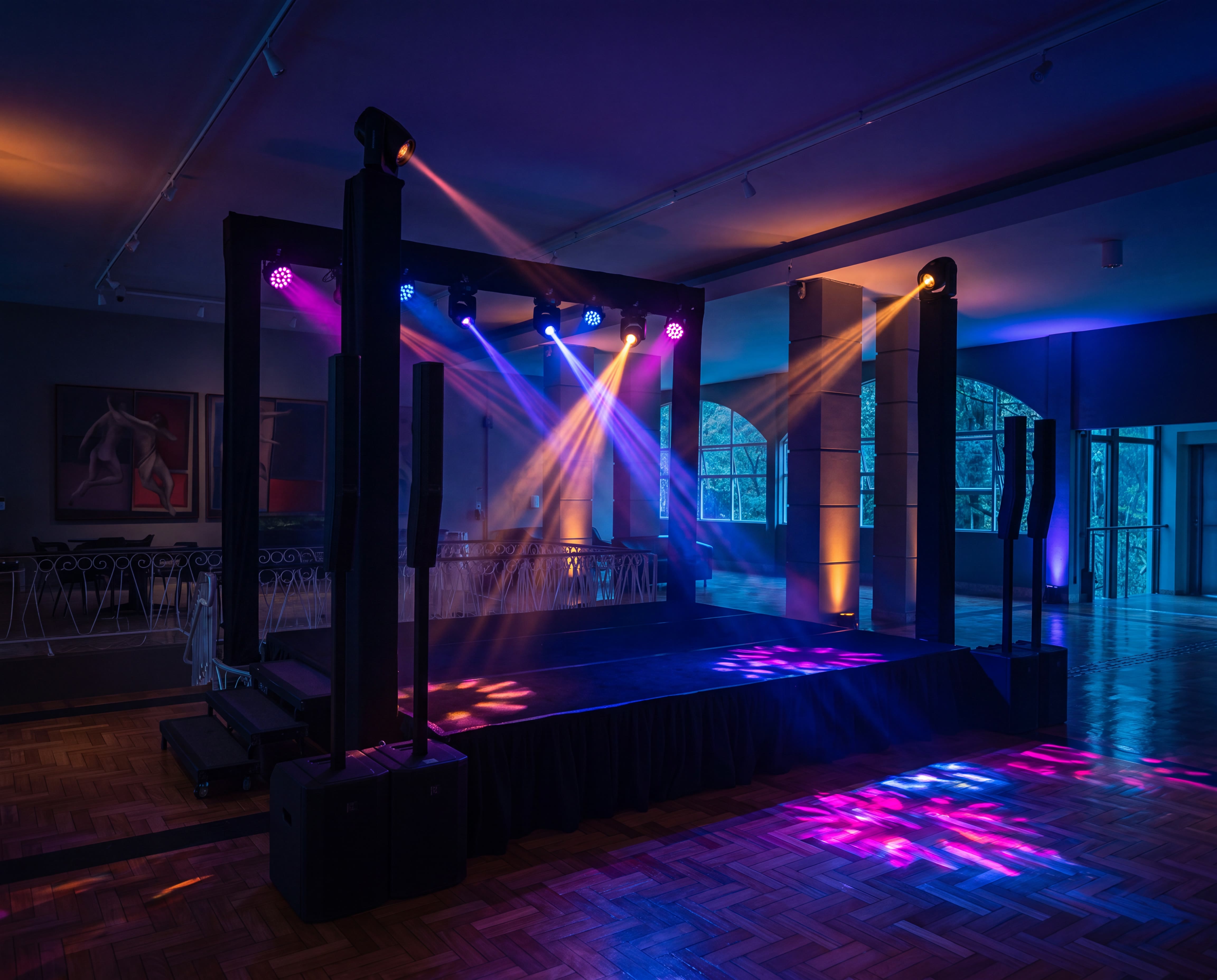 Palco montado em salão de eventos com luz cênica