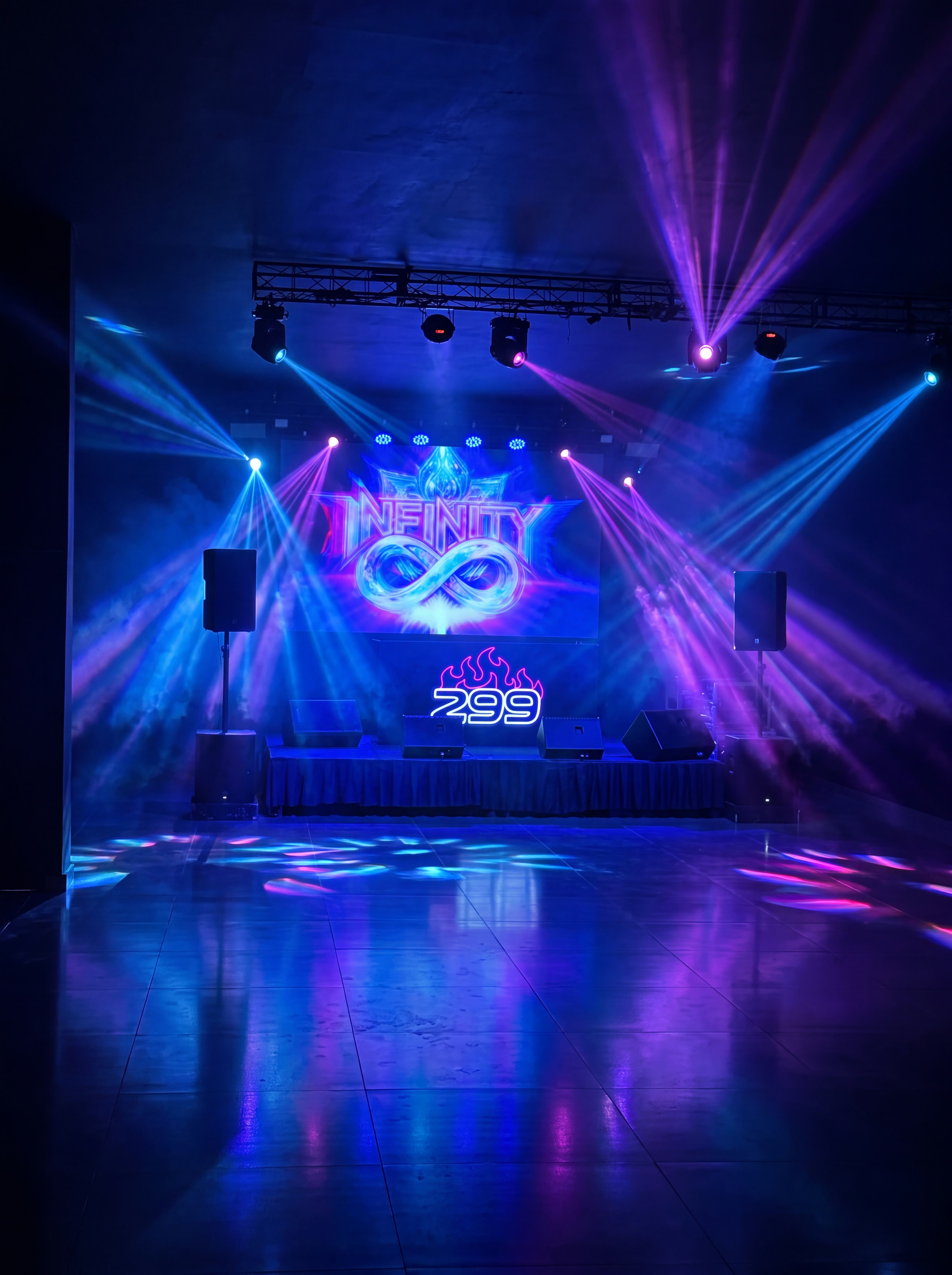 Pista com painel de LED e letreiros neon