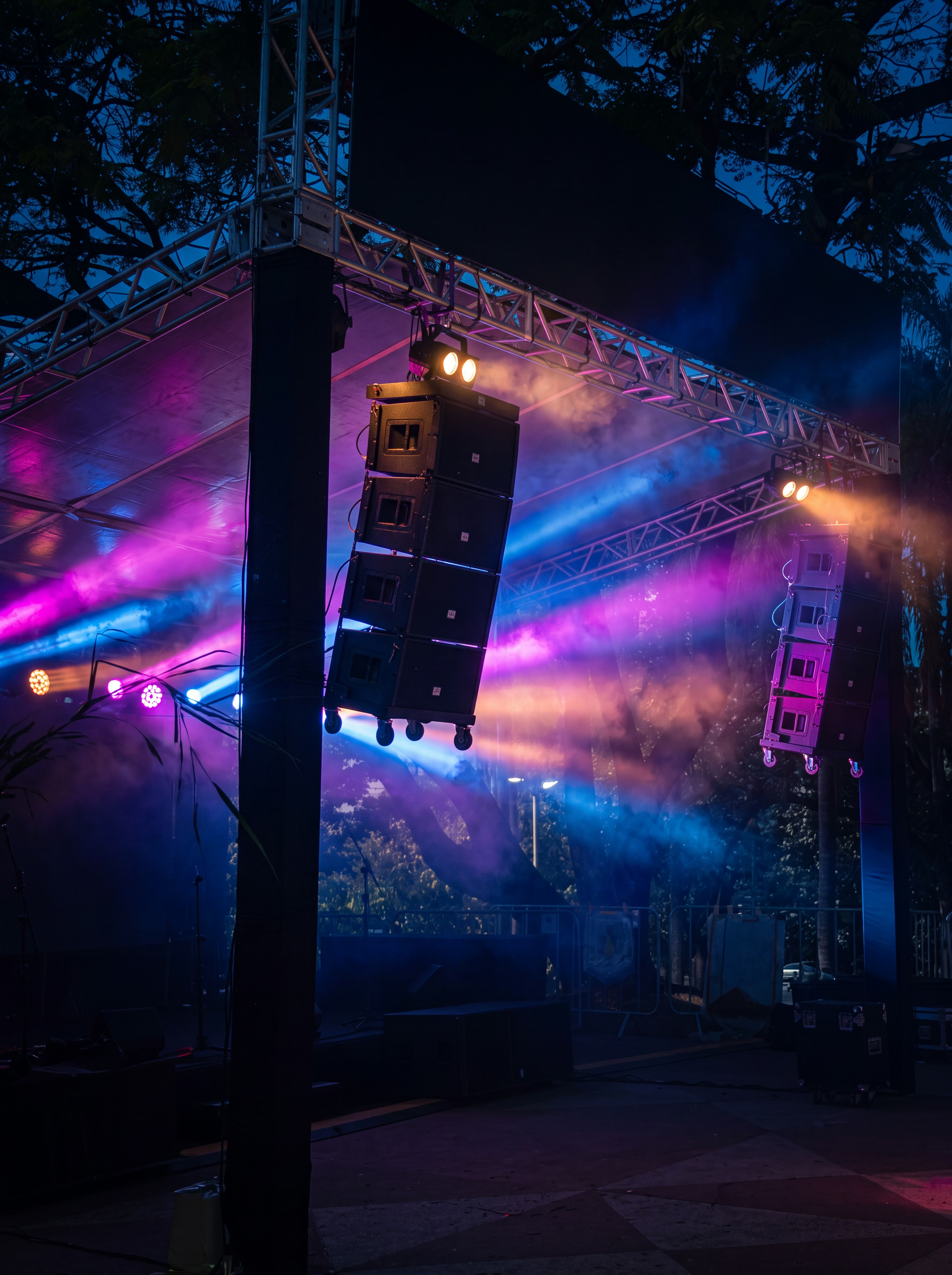 Line array suspenso com feixes de luz